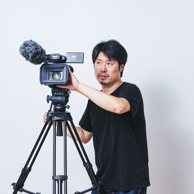 業務用ビデオカメラを使用するカメラマンの写真