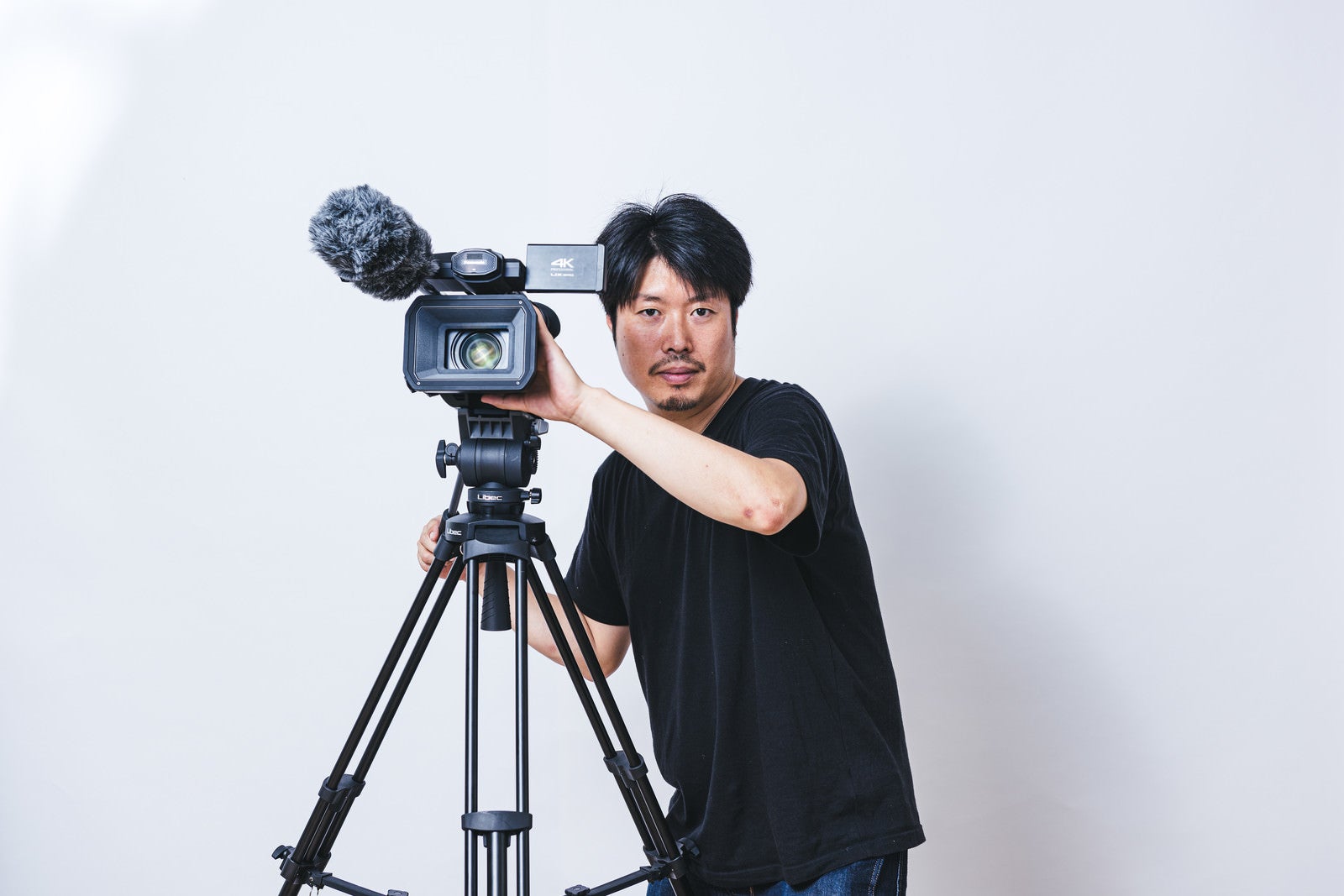 「撮影収録中のカメラマン」の写真［モデル：瀧野恵太］