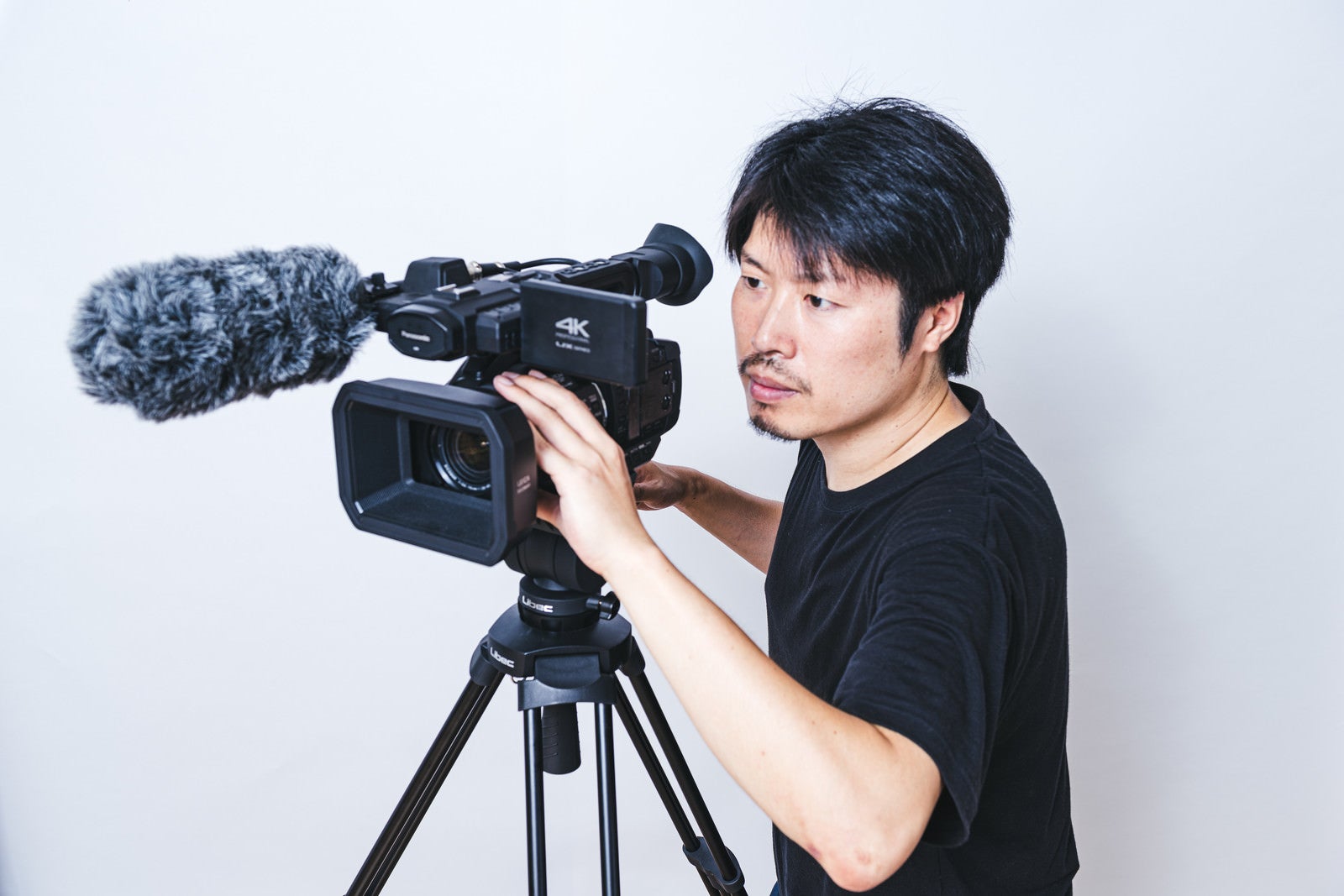 「モニターを見ながら構図を決めるカメラマン」の写真［モデル：瀧野恵太］