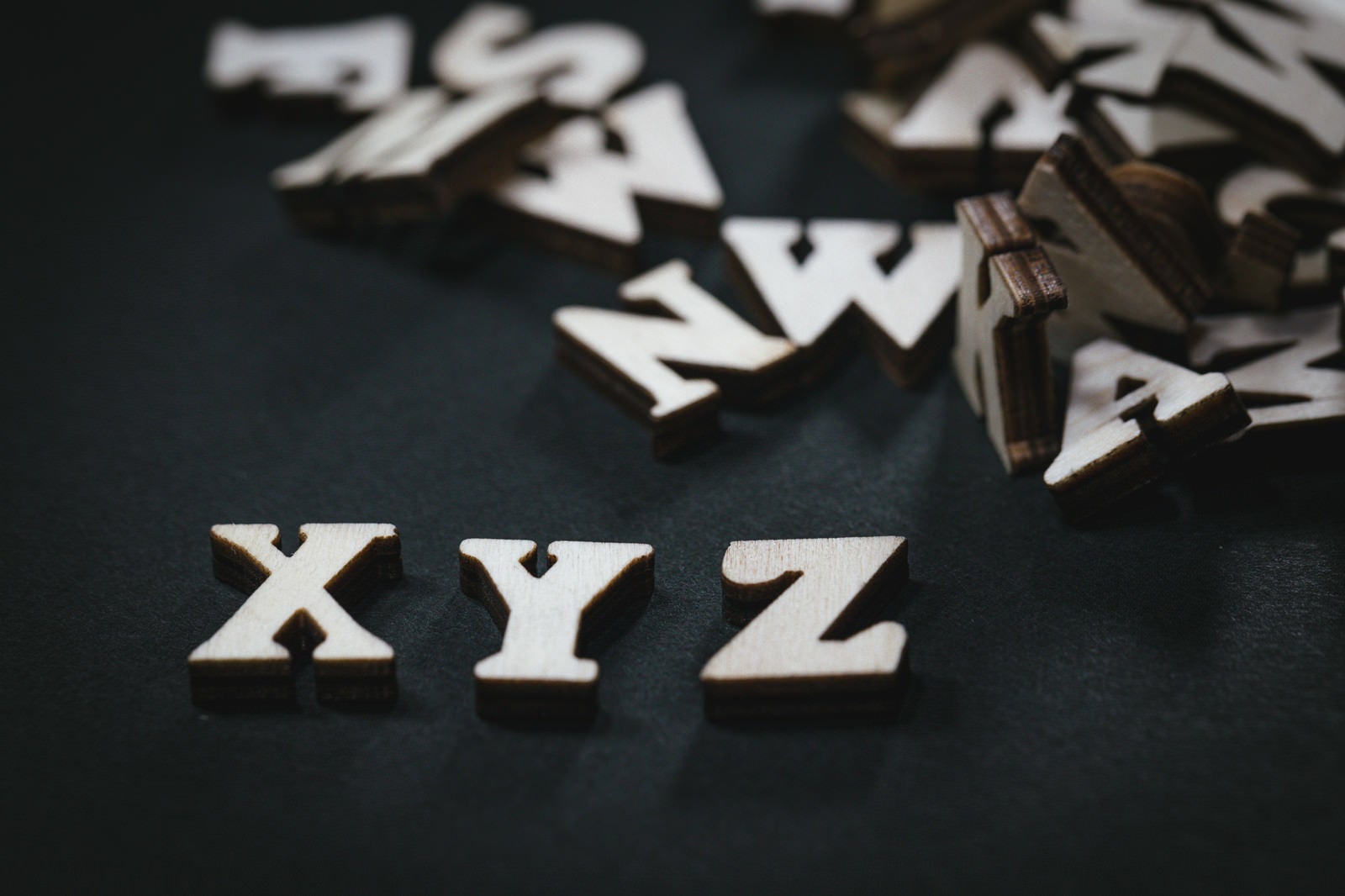 「散らばる英文字とXYZ」の写真