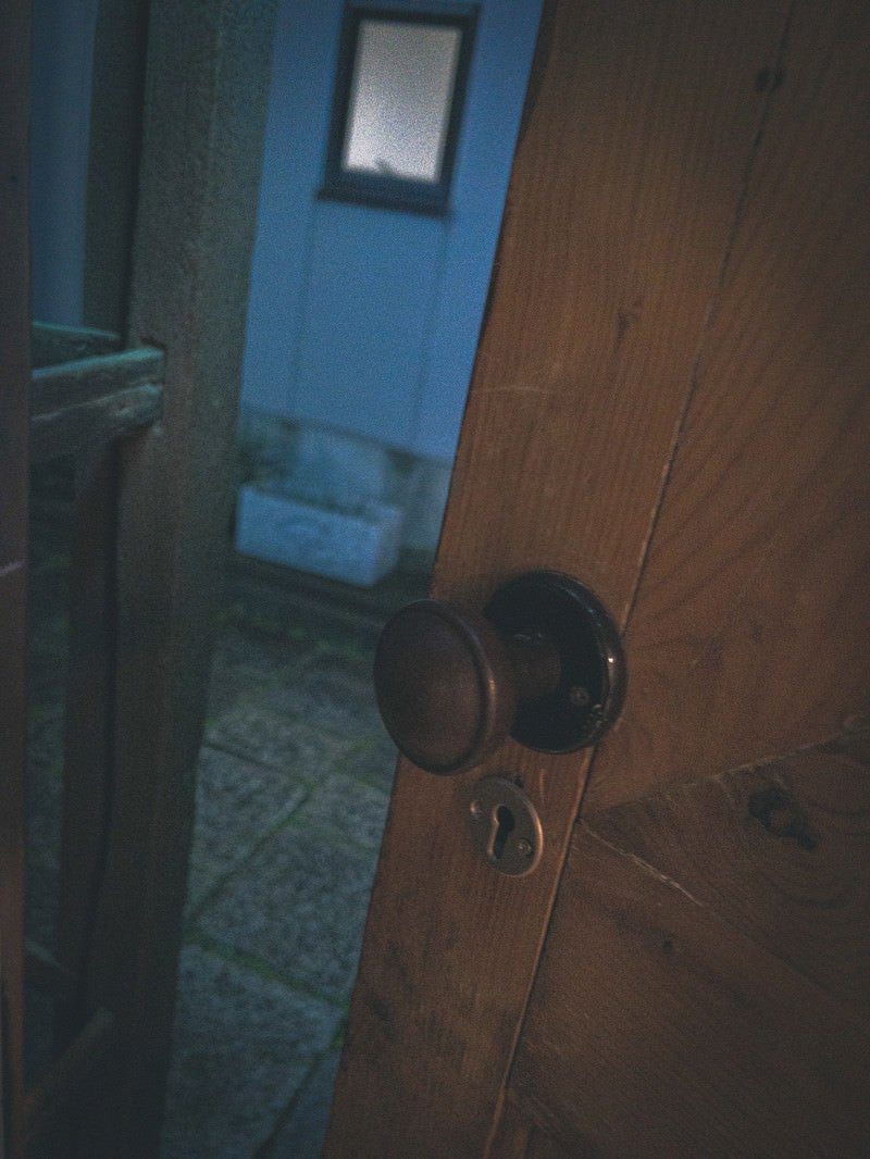 「ドアの隙間から覗き見る」の写真