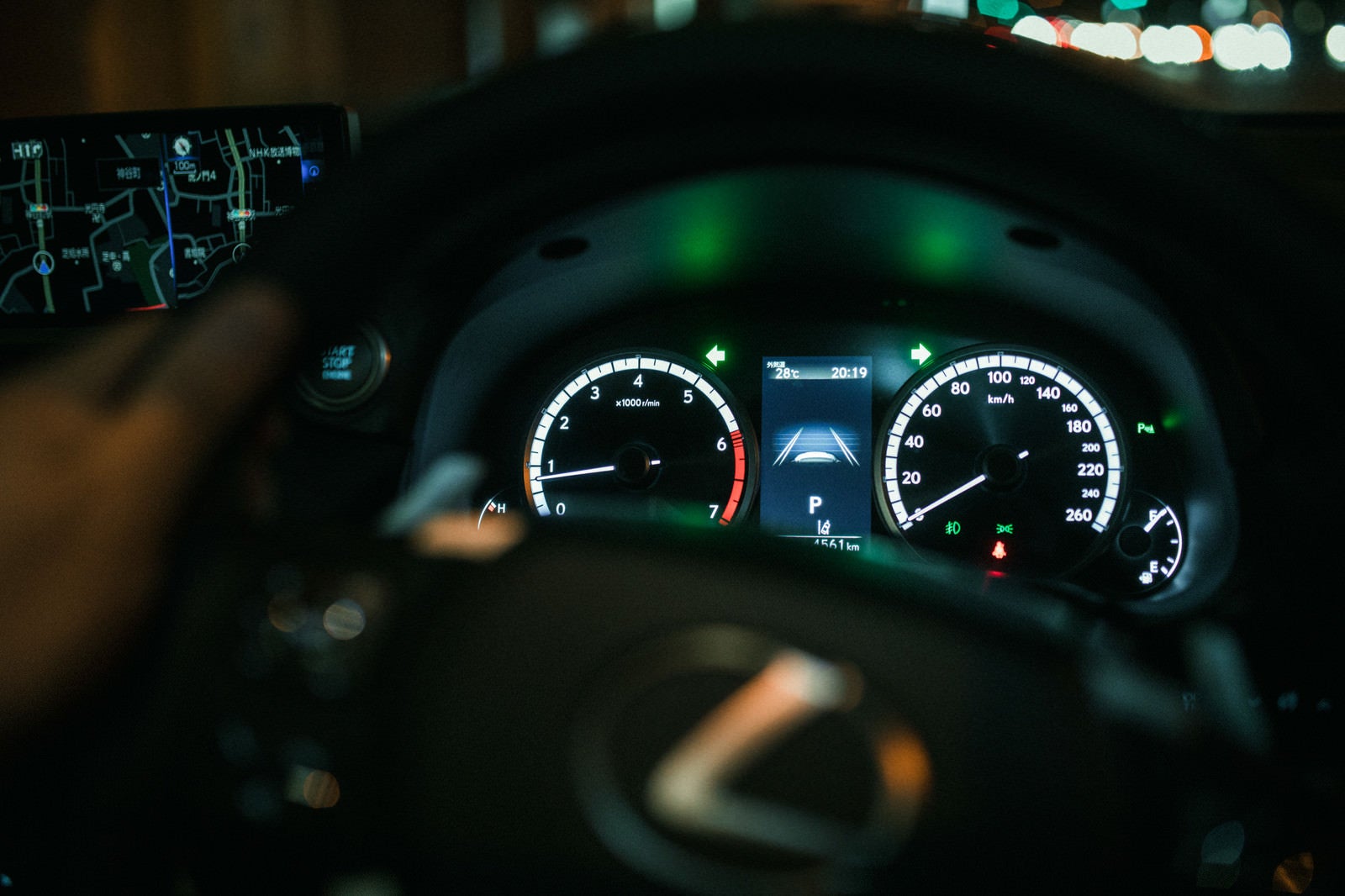「夜間走行中の車のスピードメーター」の写真