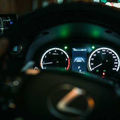 夜間走行中の車のスピードメーターの写真