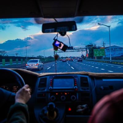 高速道路を走る運転席の様子の写真