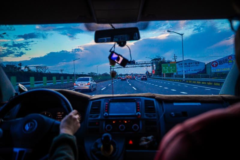 高速道路を走る運転席の様子の写真