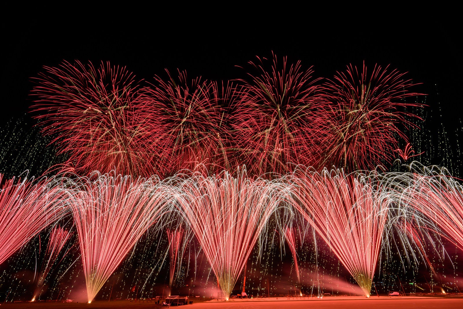「5秒間で1,000発を打ち上げる江戸川区花火大会」の写真