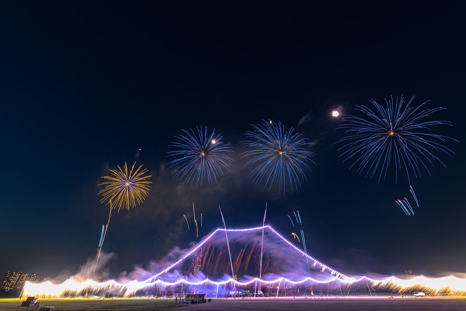 「全長280メートルを誇る江戸川区花火大会のし掛け花火（富士山）」の写真