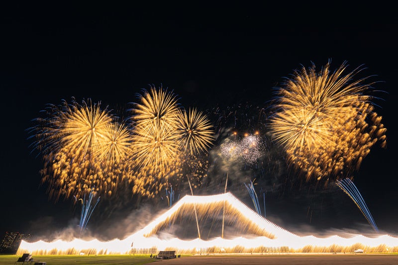 クレーンで高さ50メートルまで釣り上げた江戸川区花火大会の仕掛け花火の写真