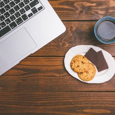 ノートパソコンで仕事したらコーヒーとお菓子でブレイクタイムの写真