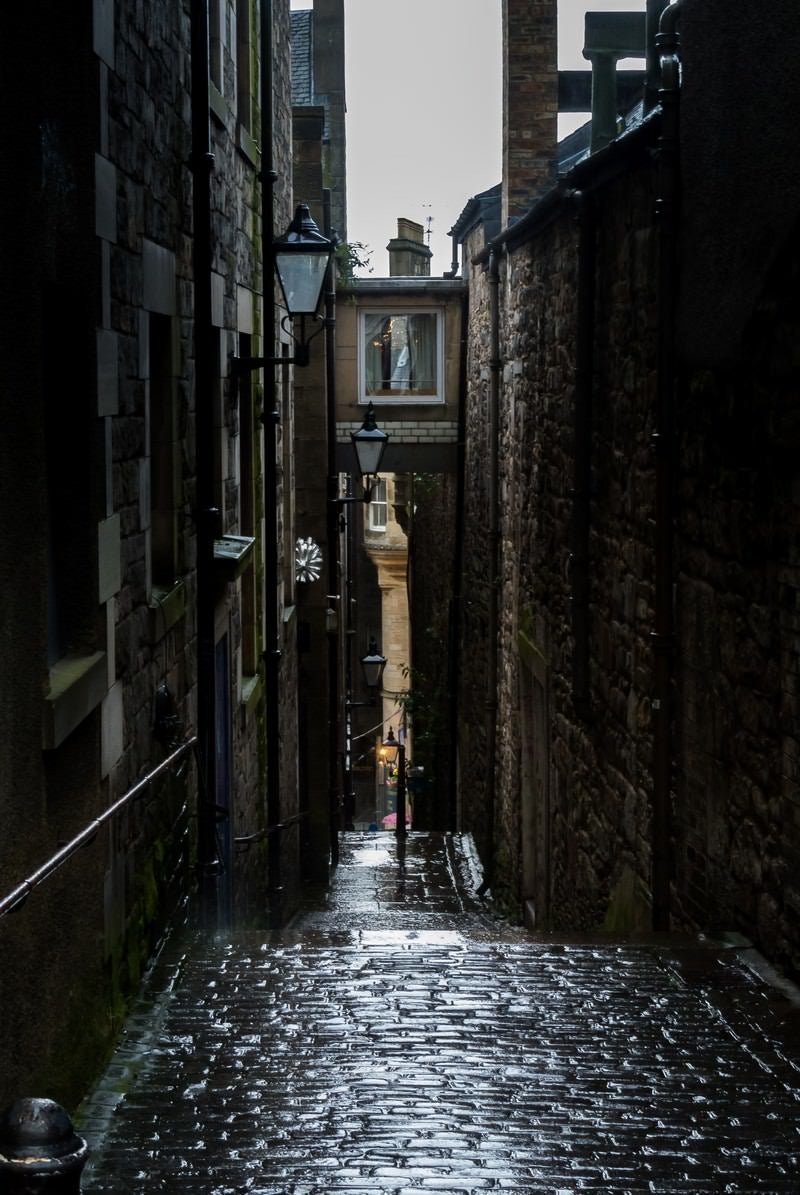 「雨で濡れた細い路地（エディンバラ）」の写真