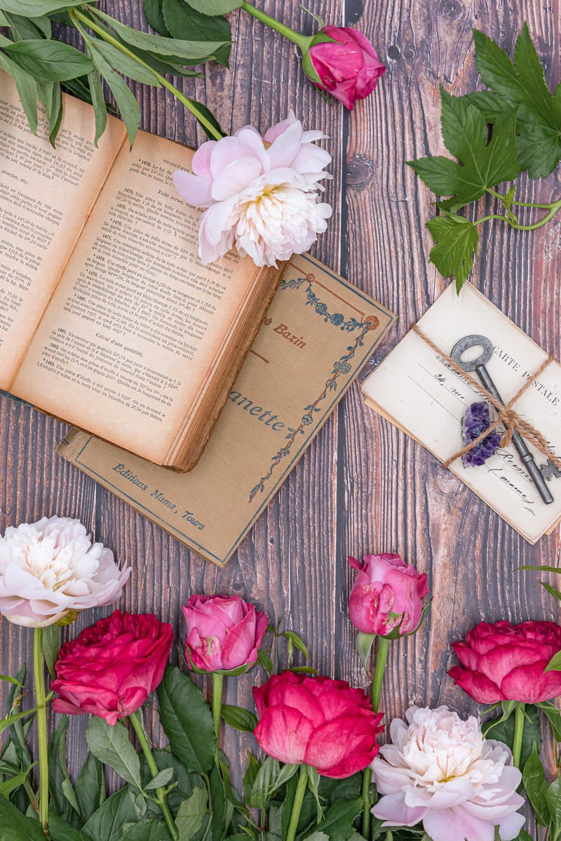 「生花に包まれる古書と手紙」の写真