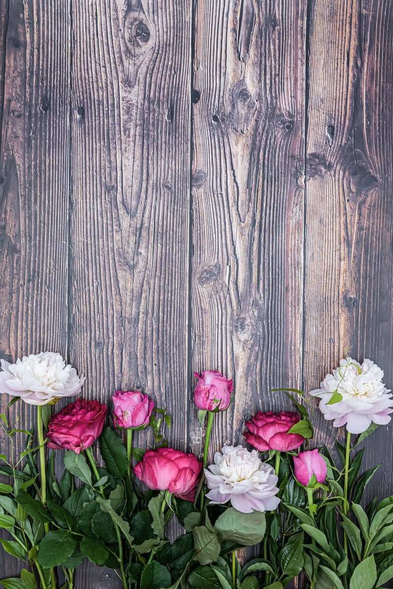 「木目の板の上に置いた薔薇と芍薬」の写真