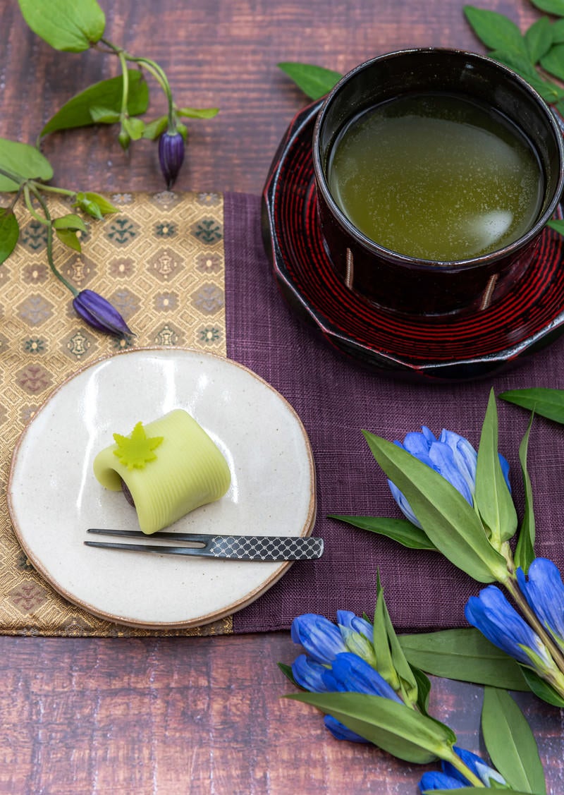 「おやつで出されたお茶と練り切りの和菓子」の写真