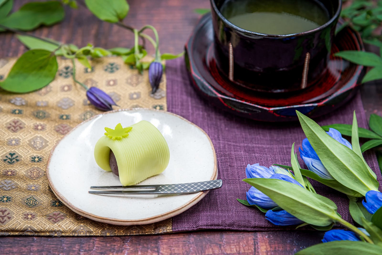 「和菓子の練り切りとお茶」の写真