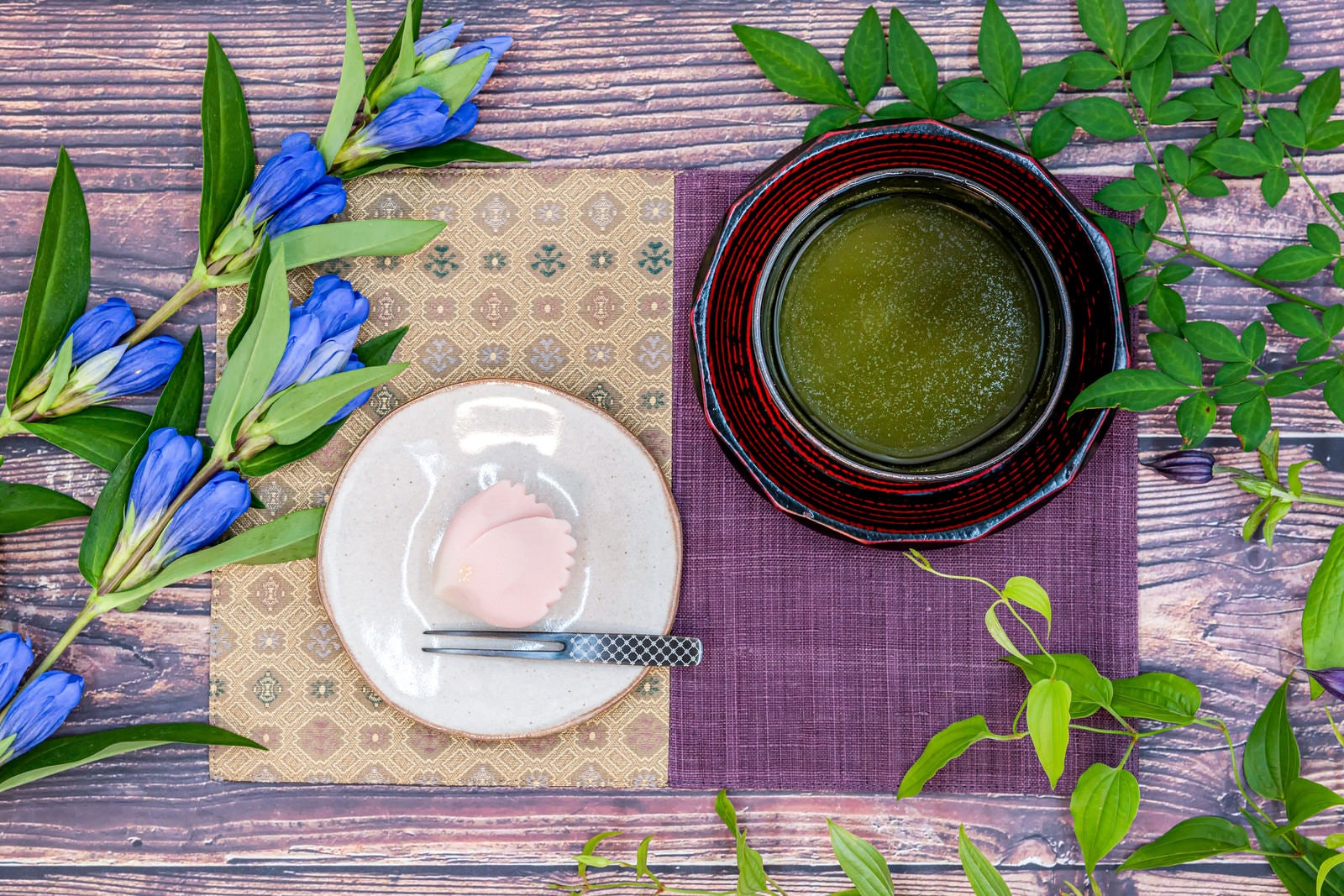 「花で飾った練り切りとお茶」の写真
