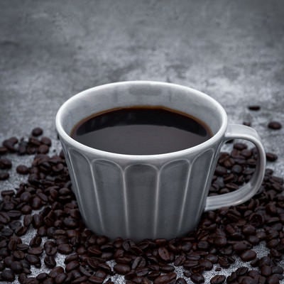 コーヒー豆上の珈琲の写真