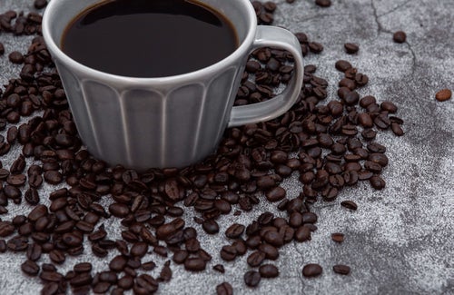ばら撒かれたコーヒー豆と珈琲の写真