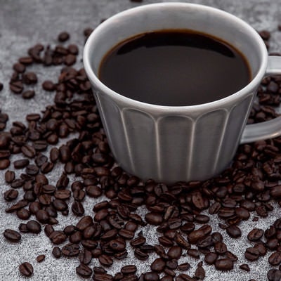 コーヒー豆で飾る珈琲の写真