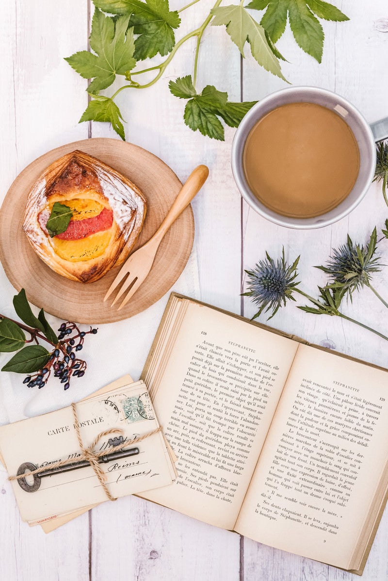 「読書の合間に出されたフルーツデニッシュとコーヒー」の写真