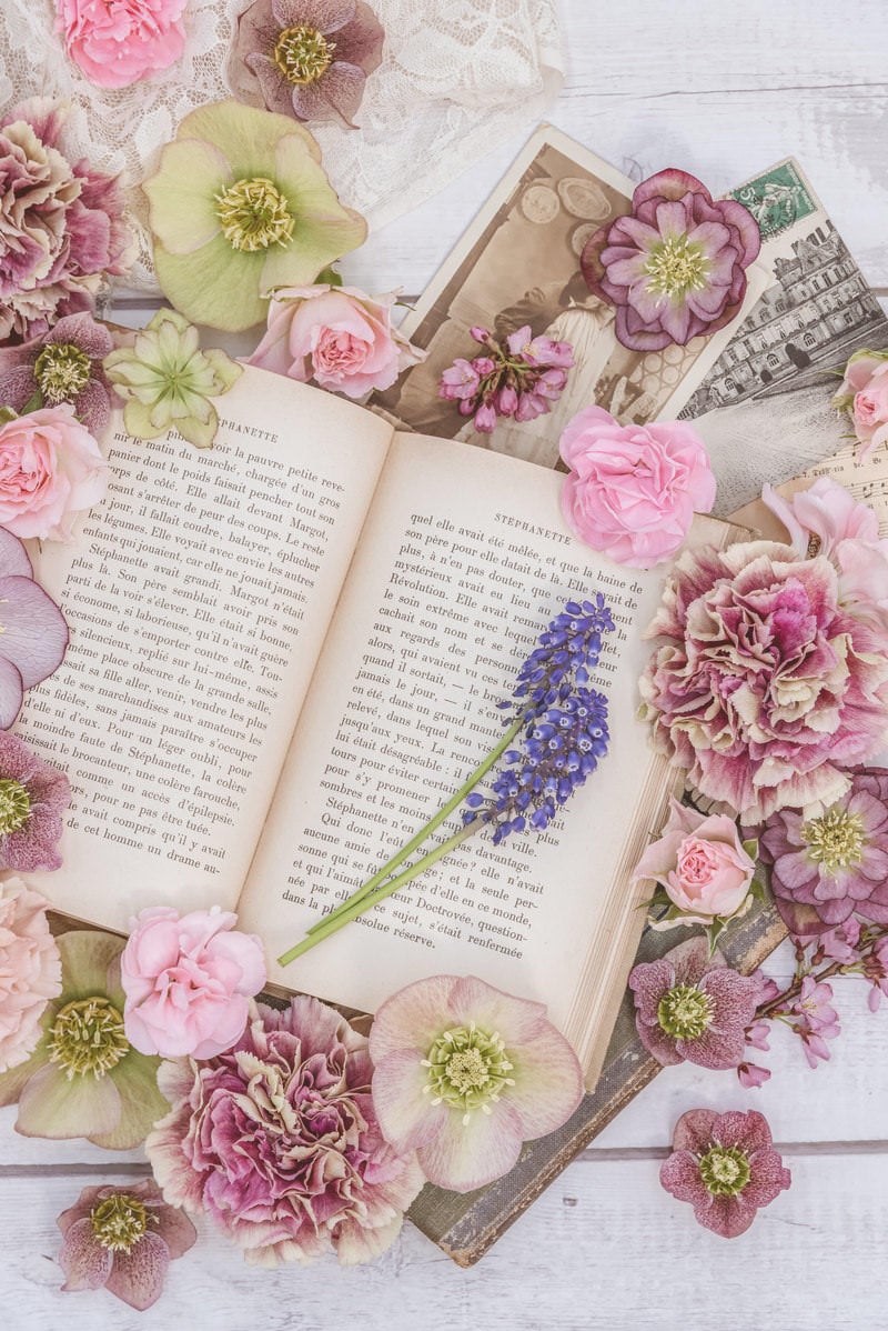 「花を散りばめた洋書」の写真