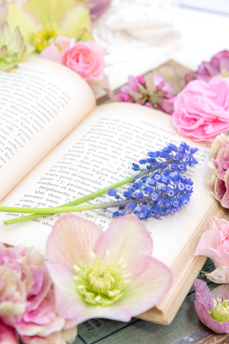 「溢れる花と洋書」の写真