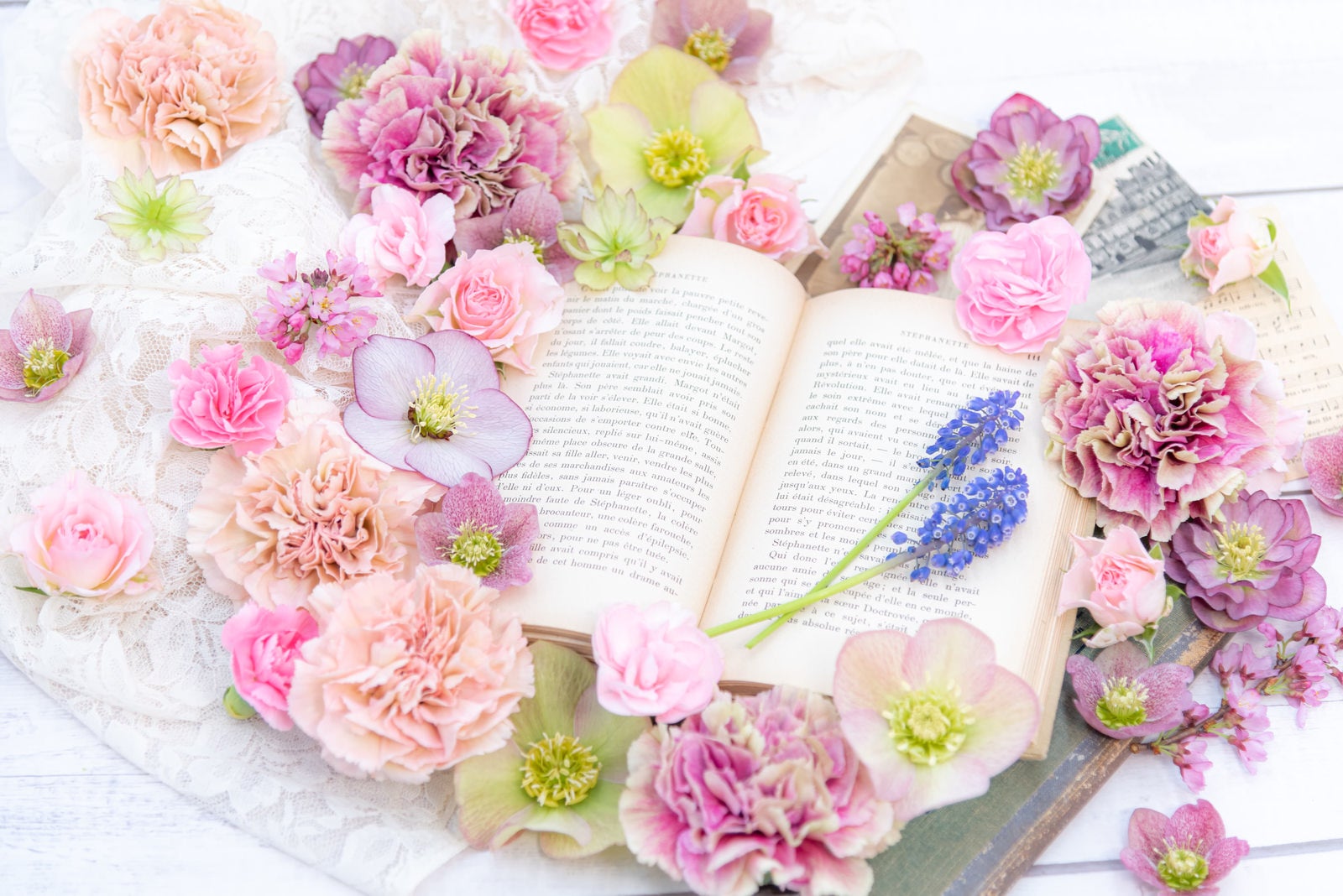 「多種の生花で彩る洋書」の写真