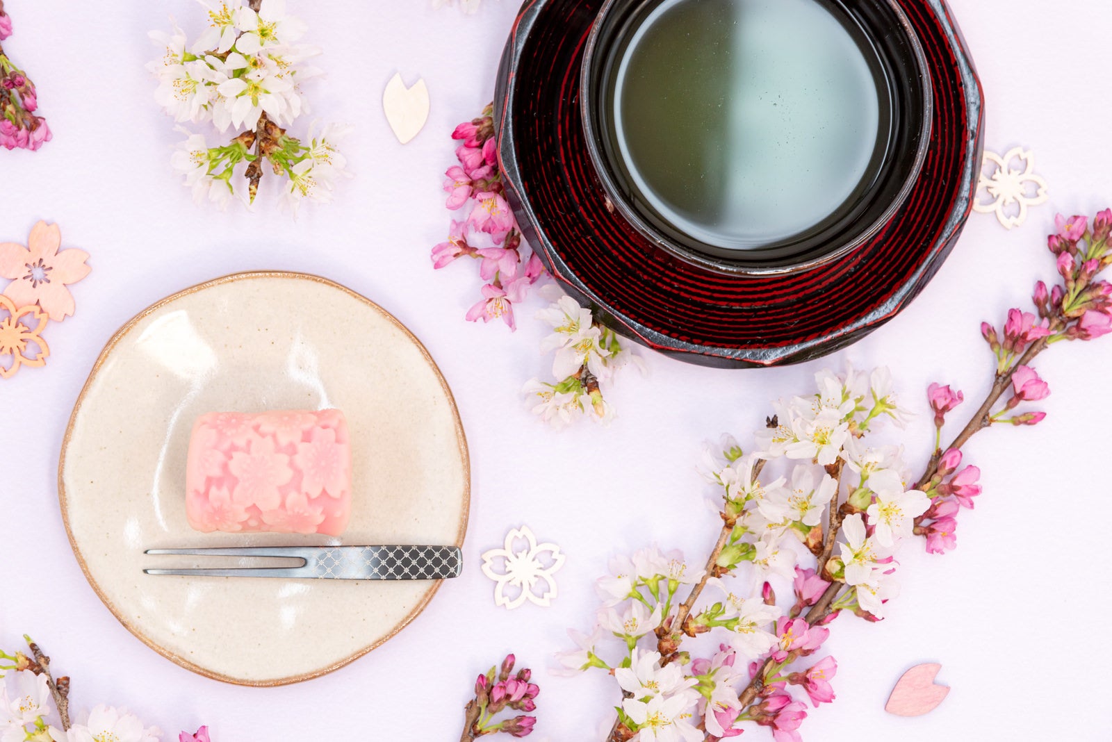 「桜の練り切りと抹茶」の写真