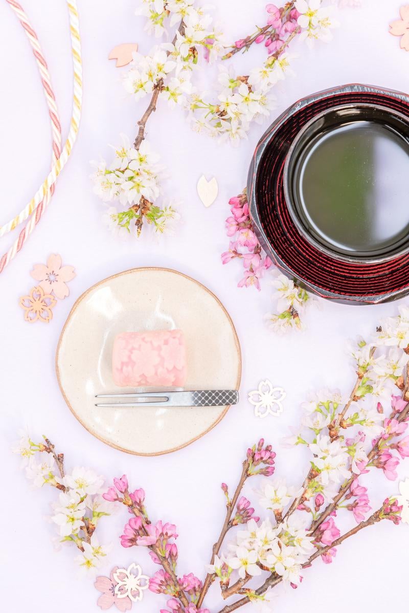 「桜舞う季節の練り切りと抹茶」の写真