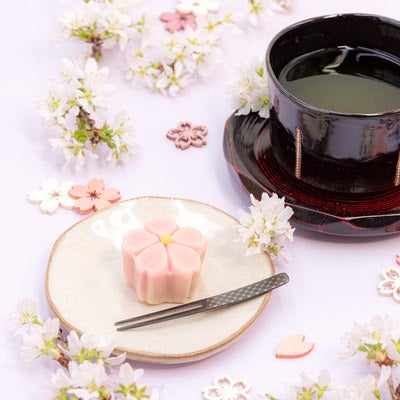 季節を感じる桜の練りきりと緑茶の写真