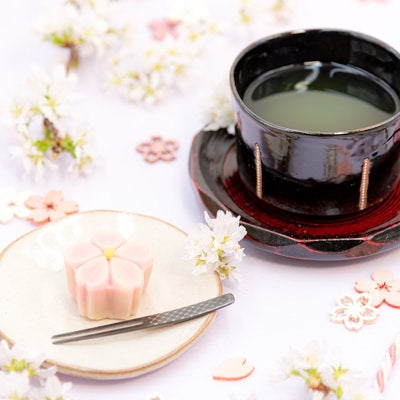 桜の花の形をした練り切りの和菓子と緑茶の写真