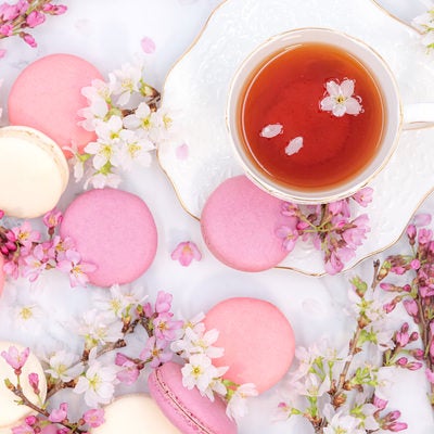 桜の花びらが浮かぶ紅茶の写真