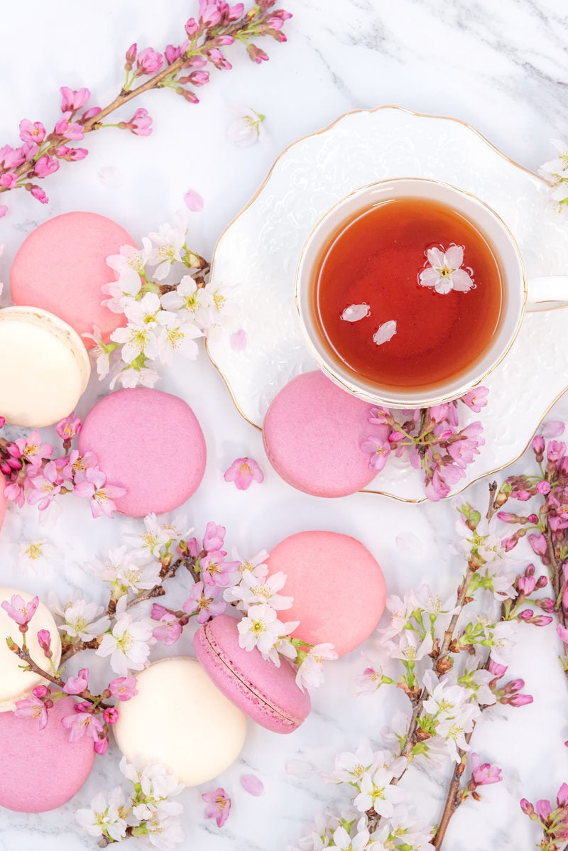 「桜の花びらが浮かぶ紅茶」の写真