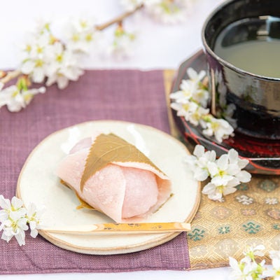 関西風？それとも関東風？のキメラ桜餅と緑茶の写真