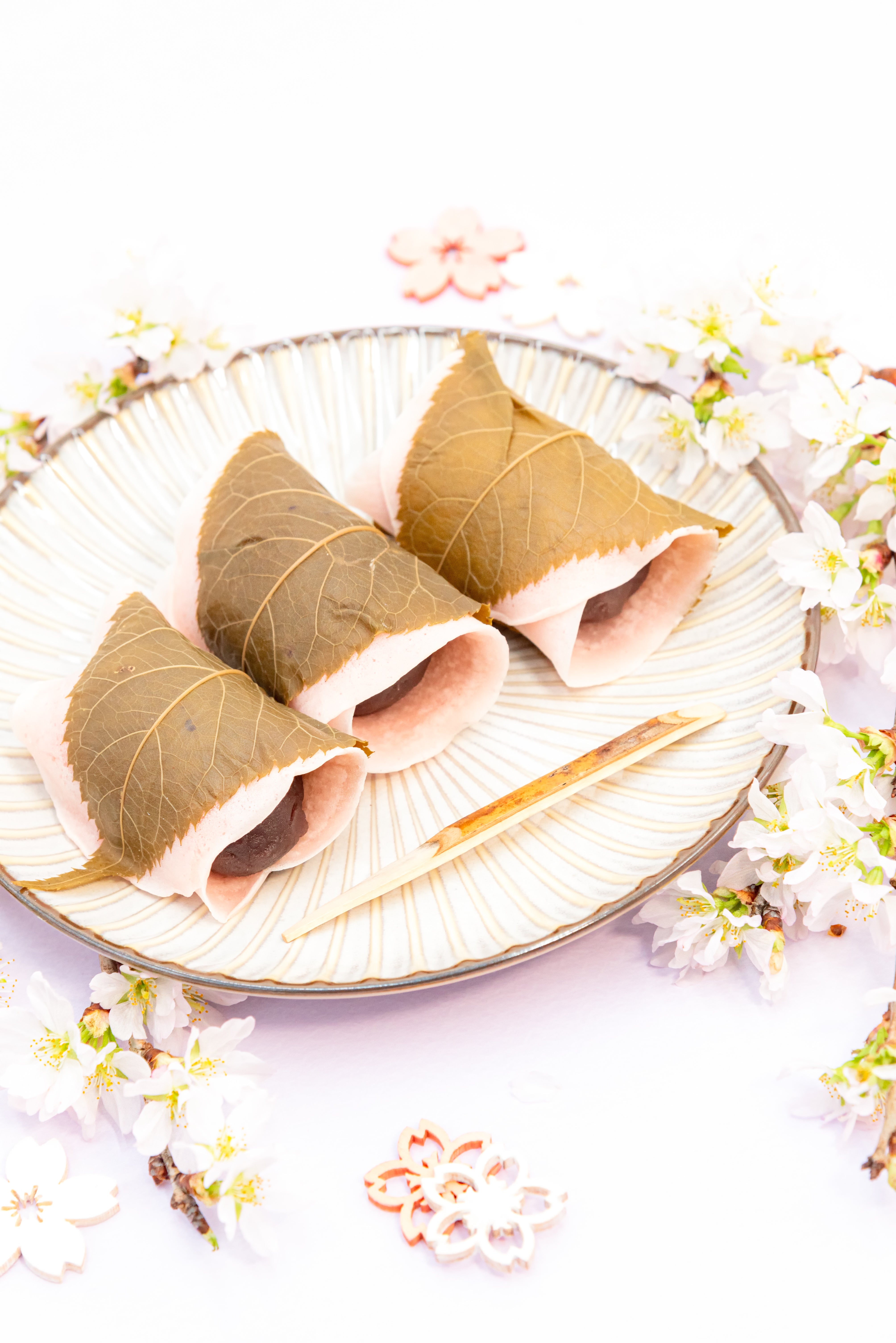関東風の桜餅を白い皿に並べた春の和菓子、季節感あふれる上品な一皿