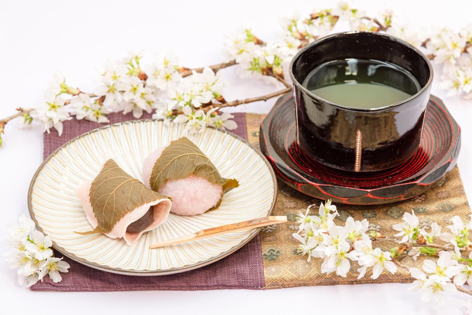 「関東・関西風桜もちのティータイム」の写真