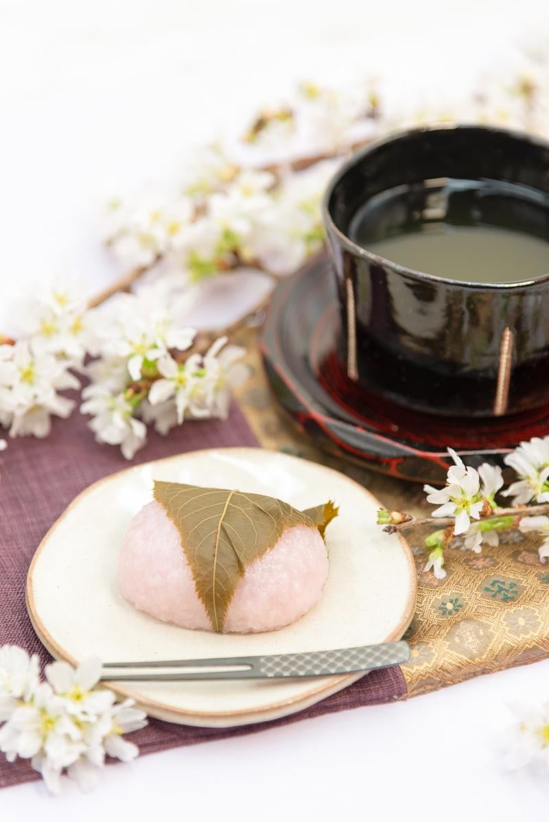 桜餅と抹茶のティータイムの写真