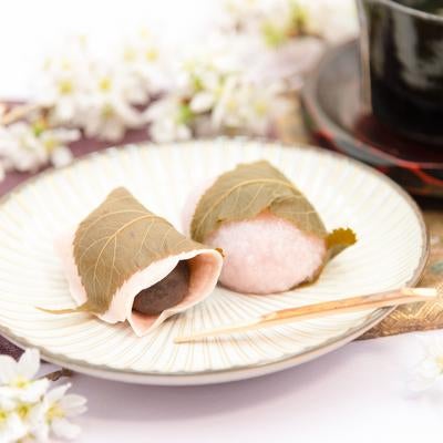 和菓子と桜のある日本の伝統的なおもてなし風景の写真