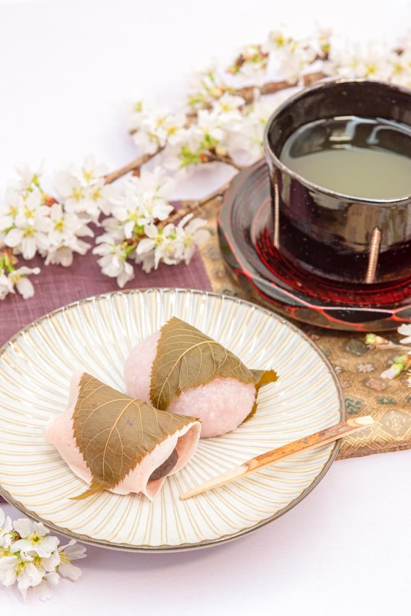 「春の訪れを告げる桜餅と緑茶のしつらえ」の写真