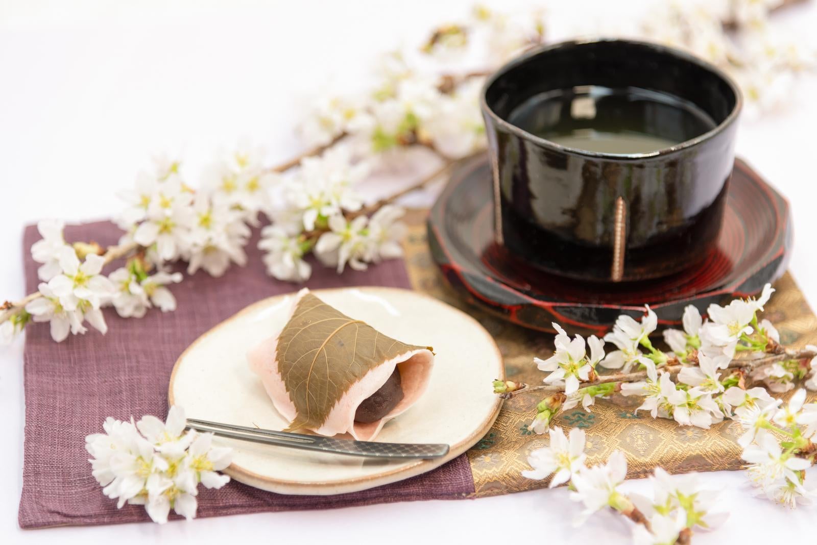 「関東風の桜餅と緑茶で彩る春」の写真