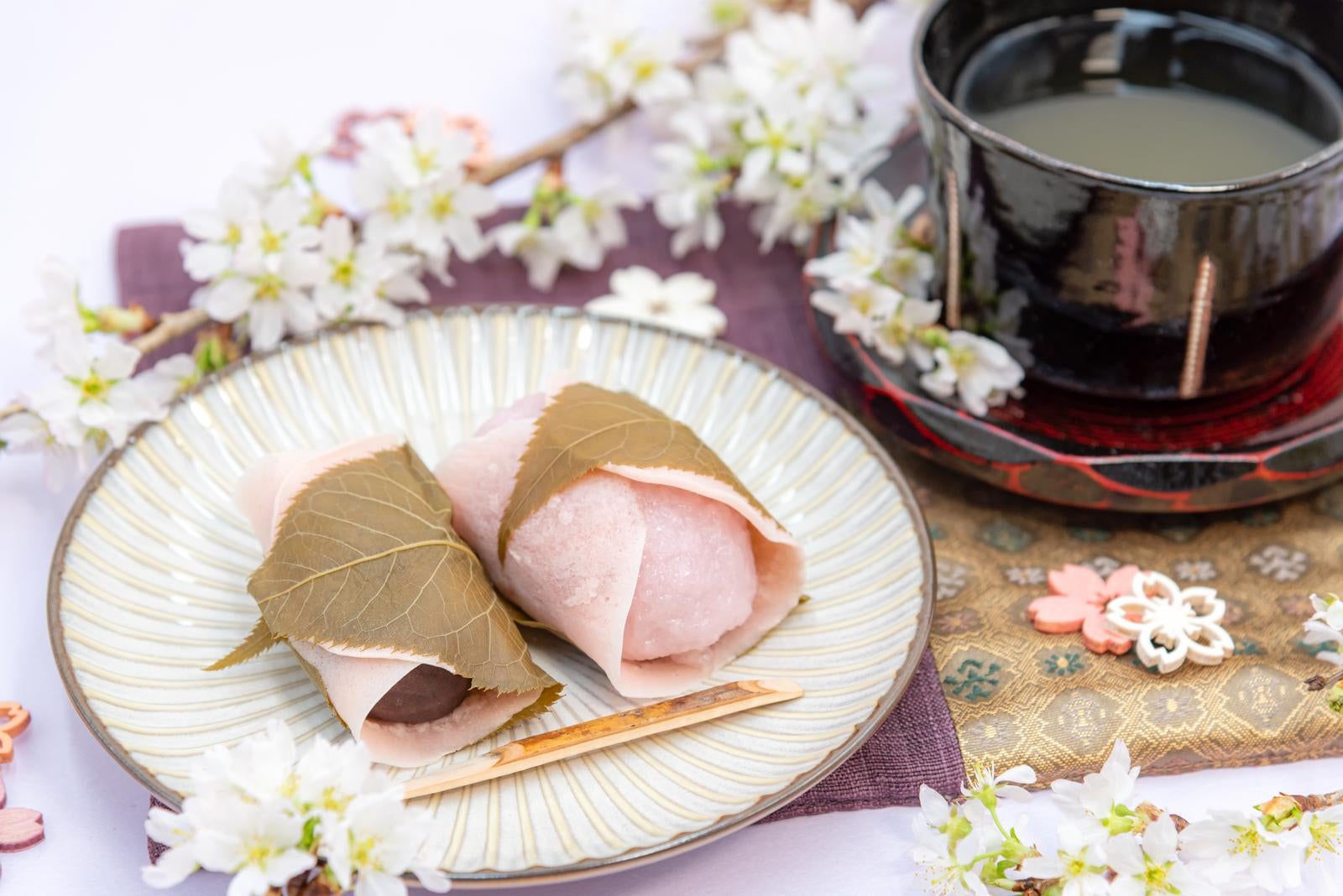 「キメラ桜餅と桜の花のおもてなし」の写真