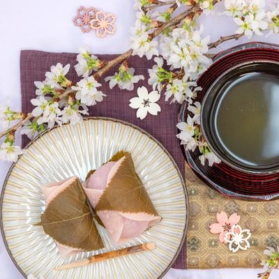 キメラ桜餅と緑茶が美しく配された日本の伝統美の写真