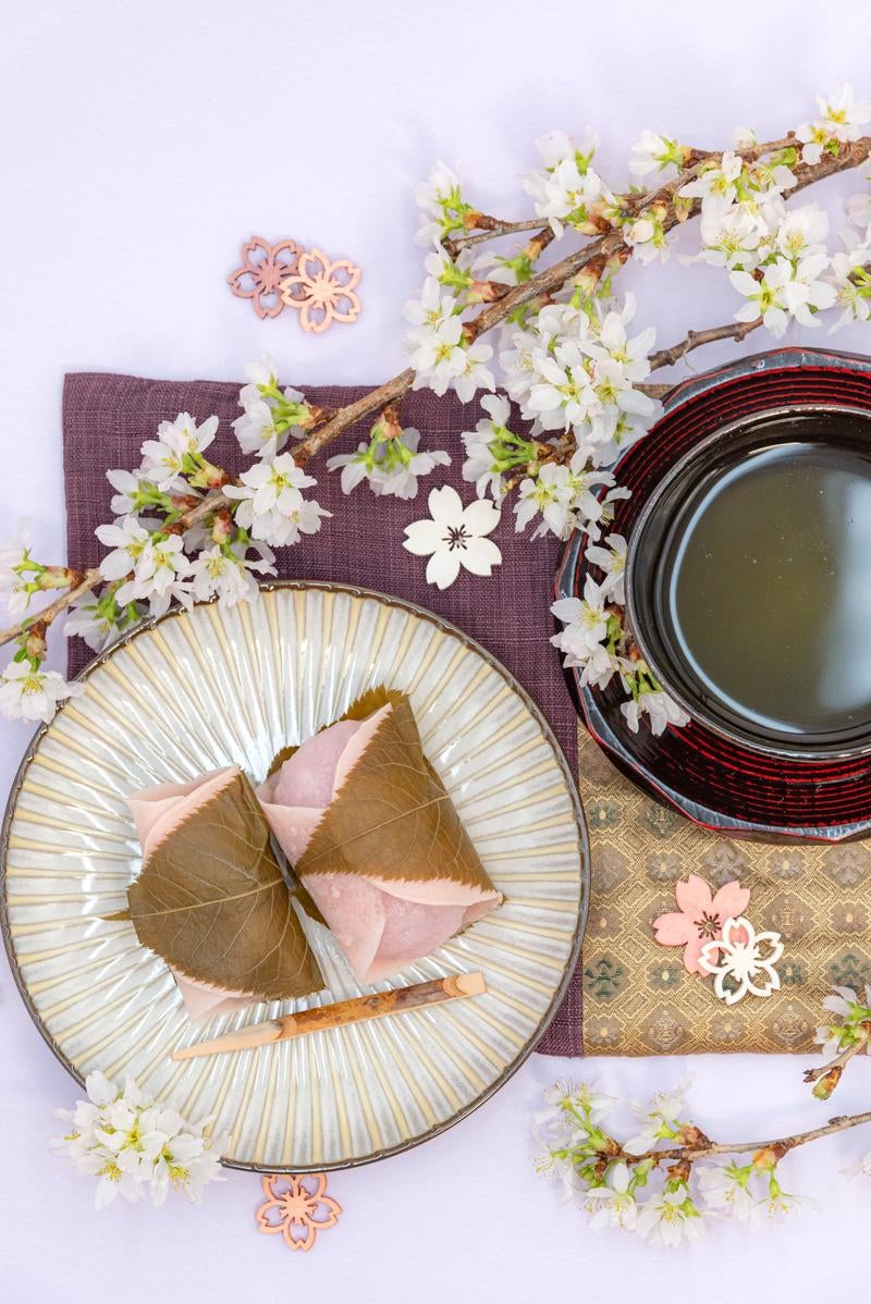 「キメラ桜餅と緑茶が美しく配された日本の伝統美」の写真