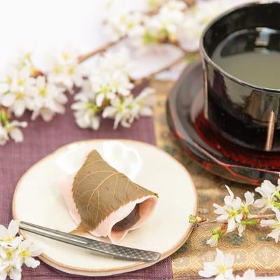 和の趣が詰まった桜餅とお抹茶のセットの写真