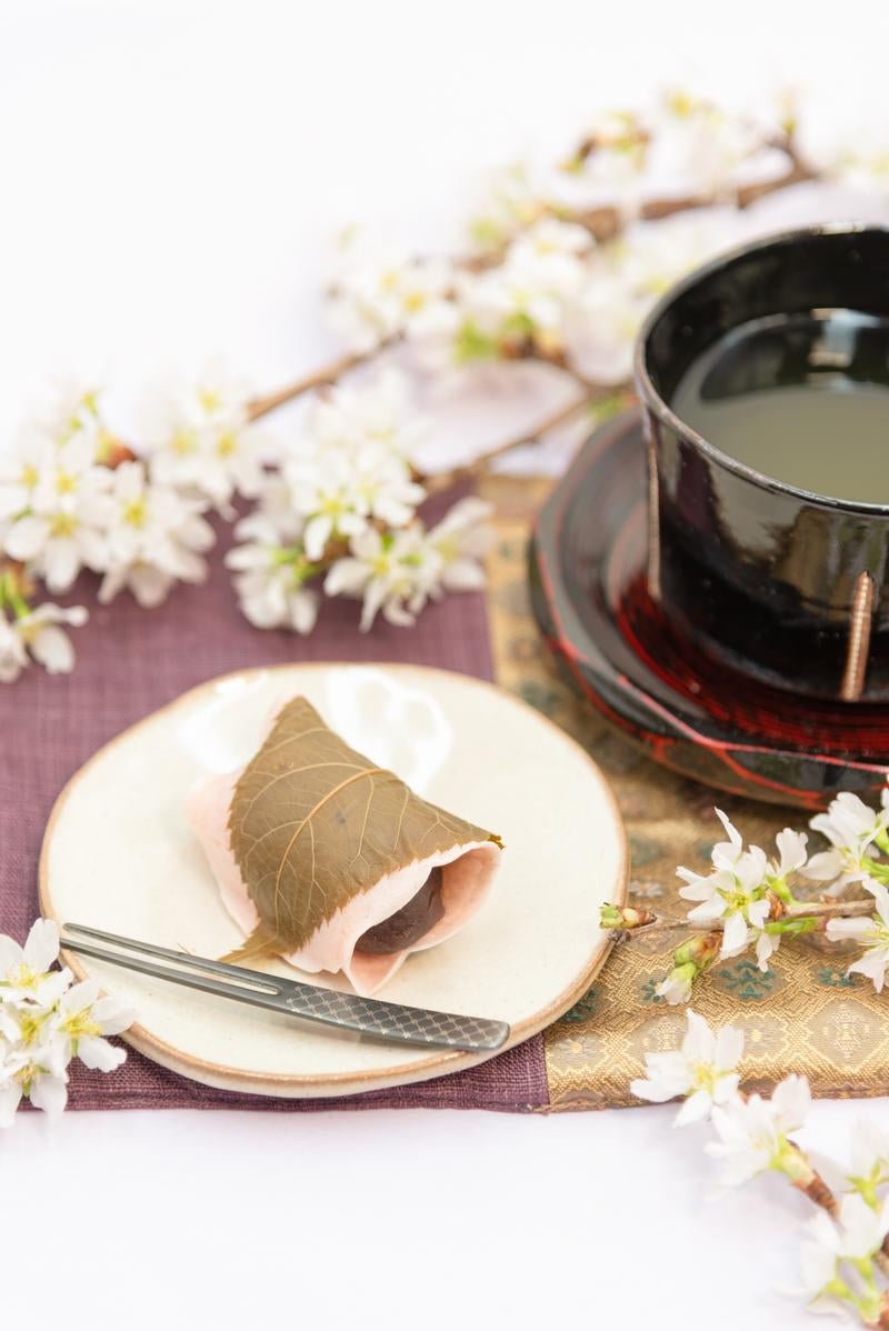 「和の趣が詰まった桜餅とお抹茶のセット」の写真