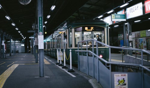 「藤沢」行きの江ノ電（夜間）の写真