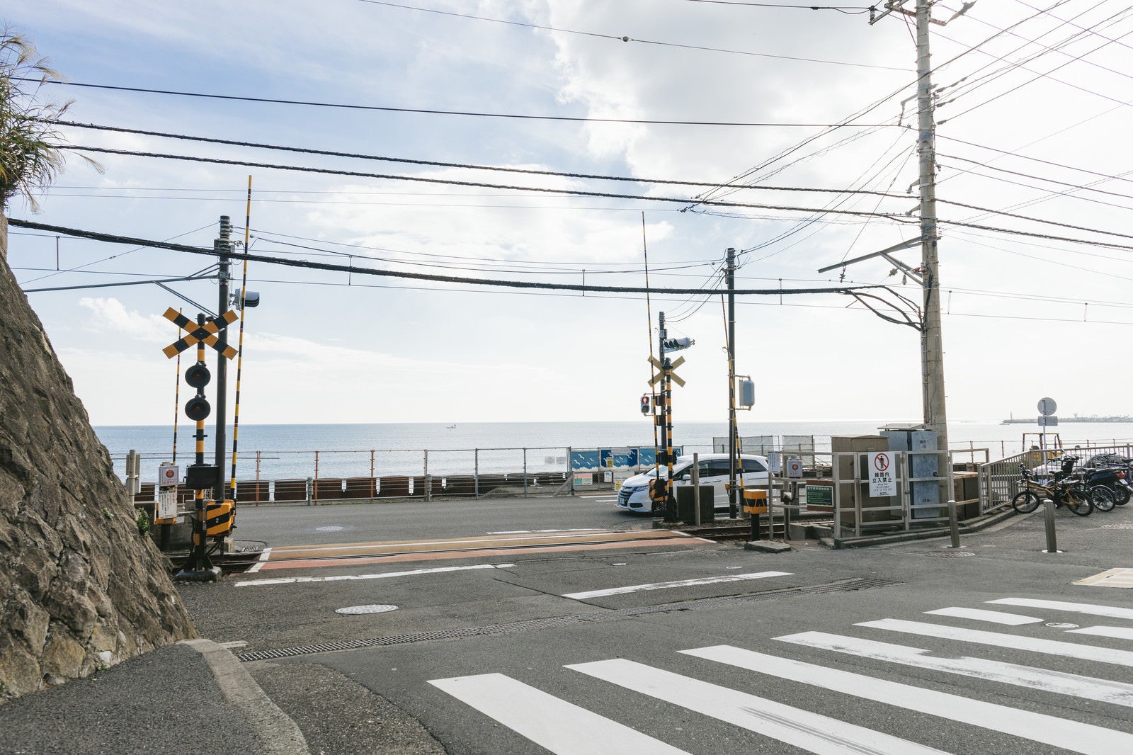 「アニメのOPで有名になった鎌倉高校前駅の踏切」の写真