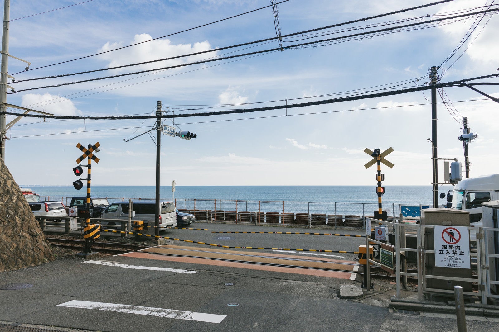 「君が好きだと叫びたくなる鎌倉高校前駅の踏切」の写真
