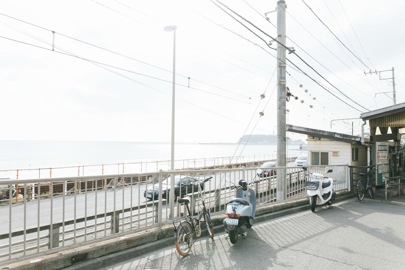 「鎌倉高校前駅（江ノ電）前に広がる江ノ島の海」の写真