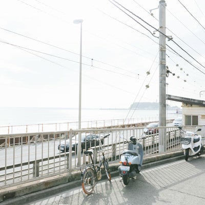 鎌倉高校前駅（江ノ電）前に広がる江ノ島の海の写真