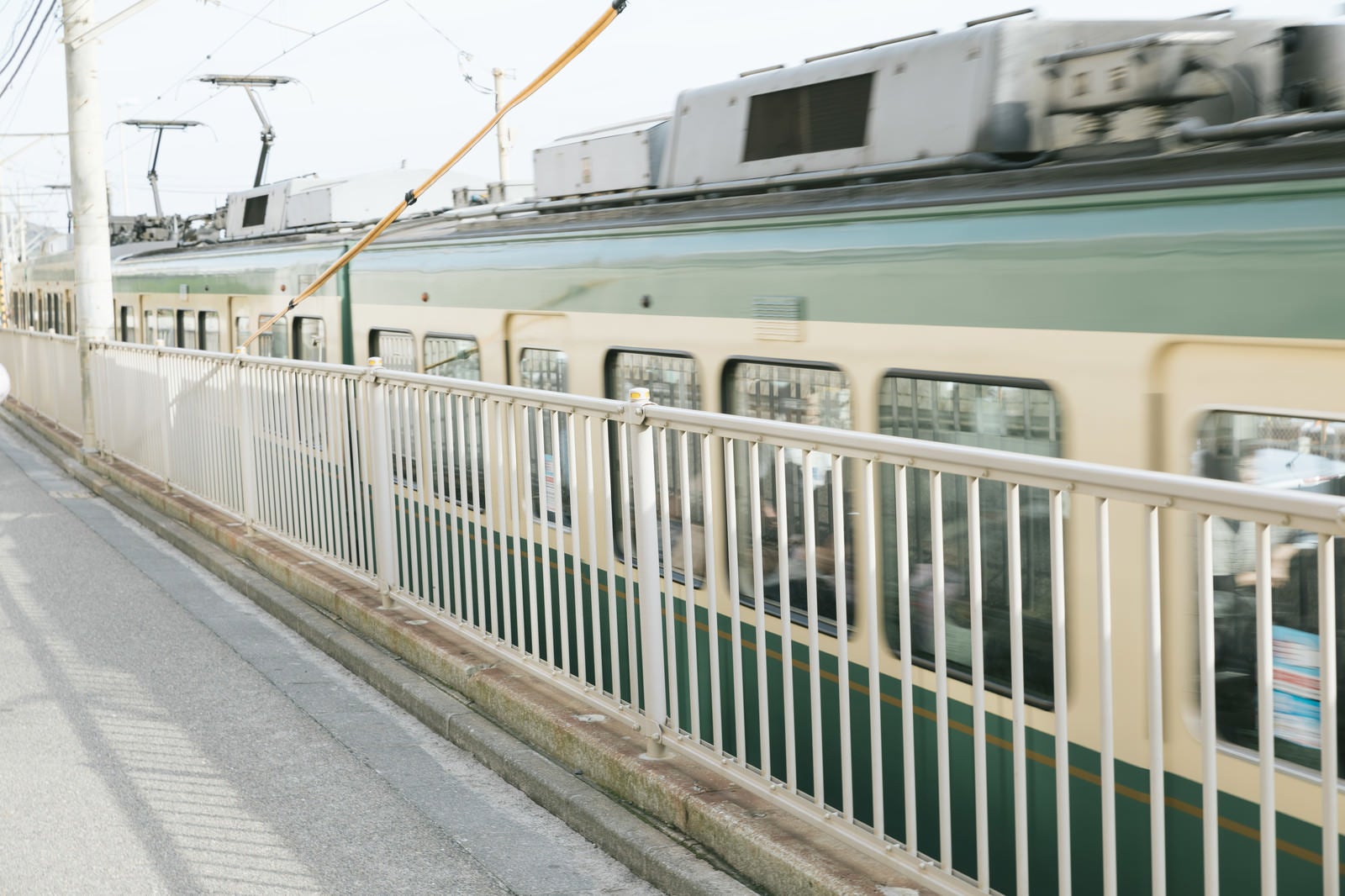 「緑の車両、江ノ電」の写真